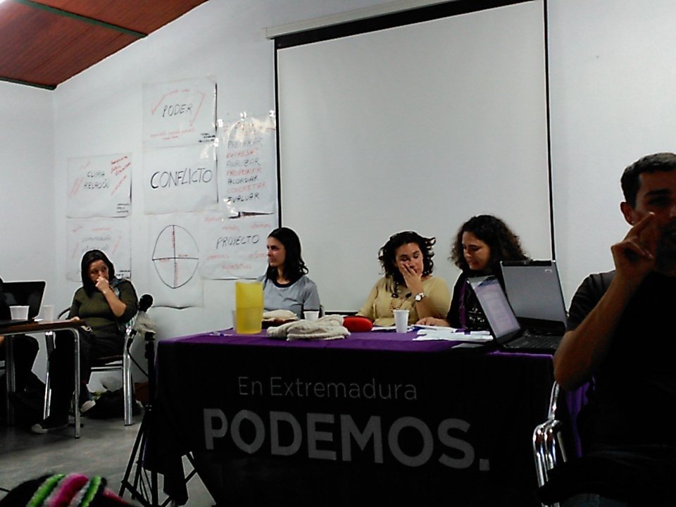 PFeminismesCat's tweet photo. Orgullo de representantes y compañeras @L_Makeba y @RitaMaestre en #despatriarcalizarpodemos https://t.co/i6UZtHu7kg