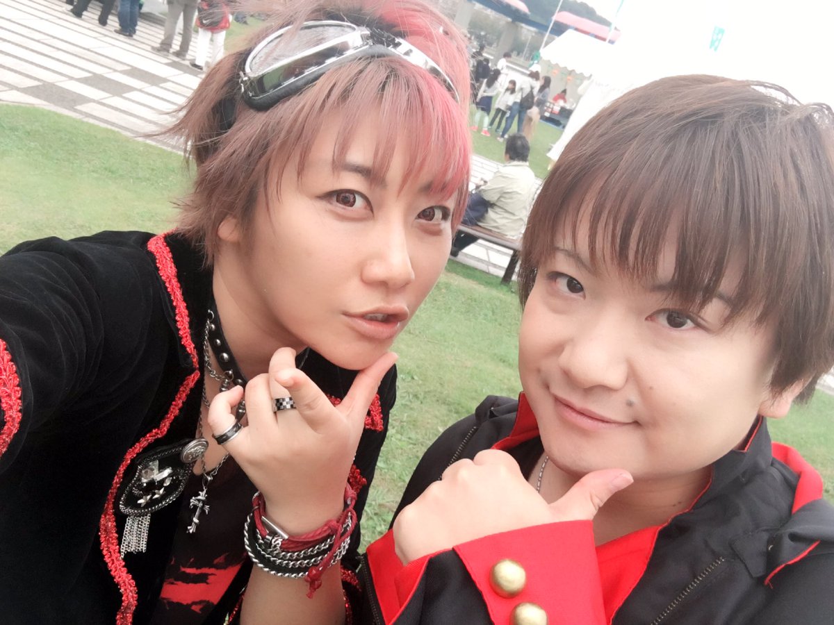昨日はヨコカル祭ありがとうございました！
ライブステージさせて頂きました(＾ω＾)
楽しんでいただけたら幸いです！
感想とかいただけるととても喜びます＼(^o^)／

CDもたくさん皆様お買い上げありがとうございました！聴いてねー！
写真はviperaさんと～

#ヨコカル祭