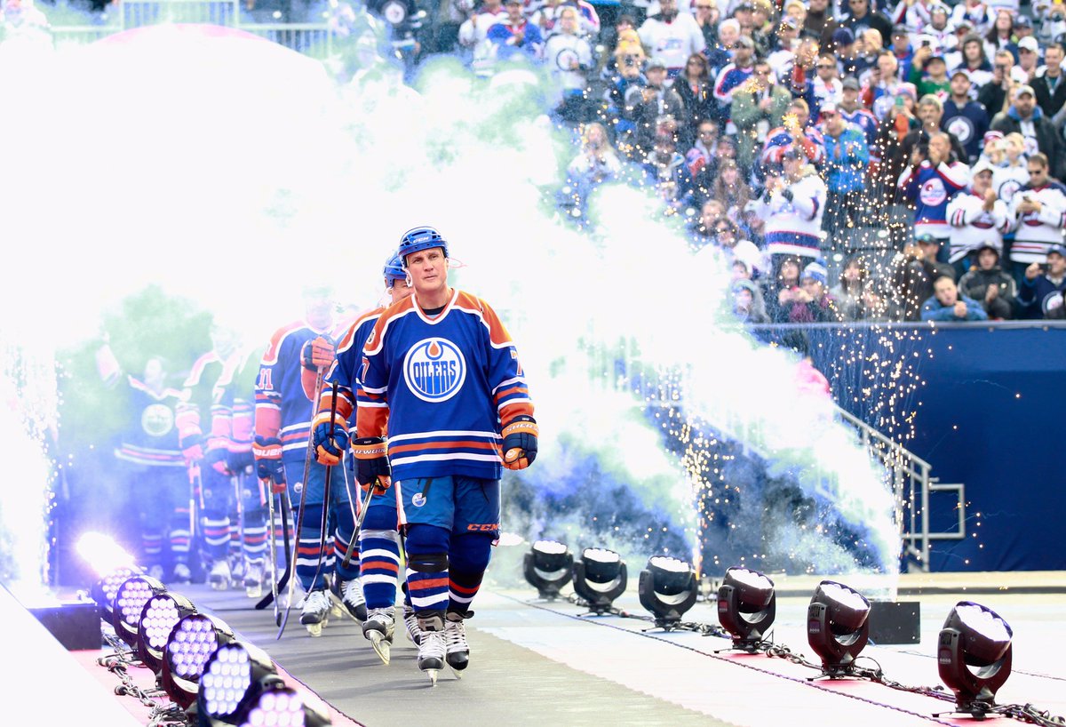 One more show for the legends. #HeritageClassic https://t.co/TPhh2GM205