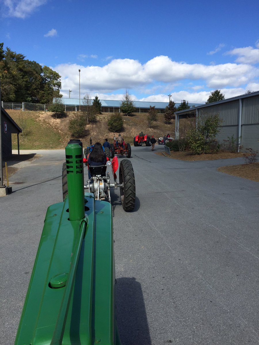 jrfarmsga's tweet photo. Couple pics from the show. Boy it was cold and windy this morning,all and all a good time tho. Glad to be back at the farm.#harvest16 #aceta https://t.co/eqFtgFLot5