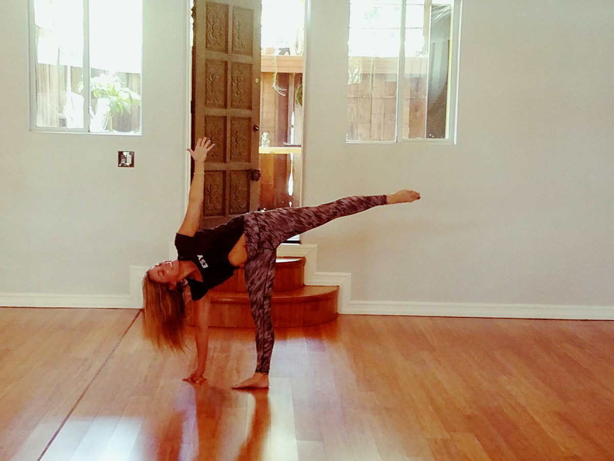 ElectricSoulLA's tweet photo. Time to open your heart @electricsoulla with @sarahwahl_yoga https://t.co/RWrnVjcykv
