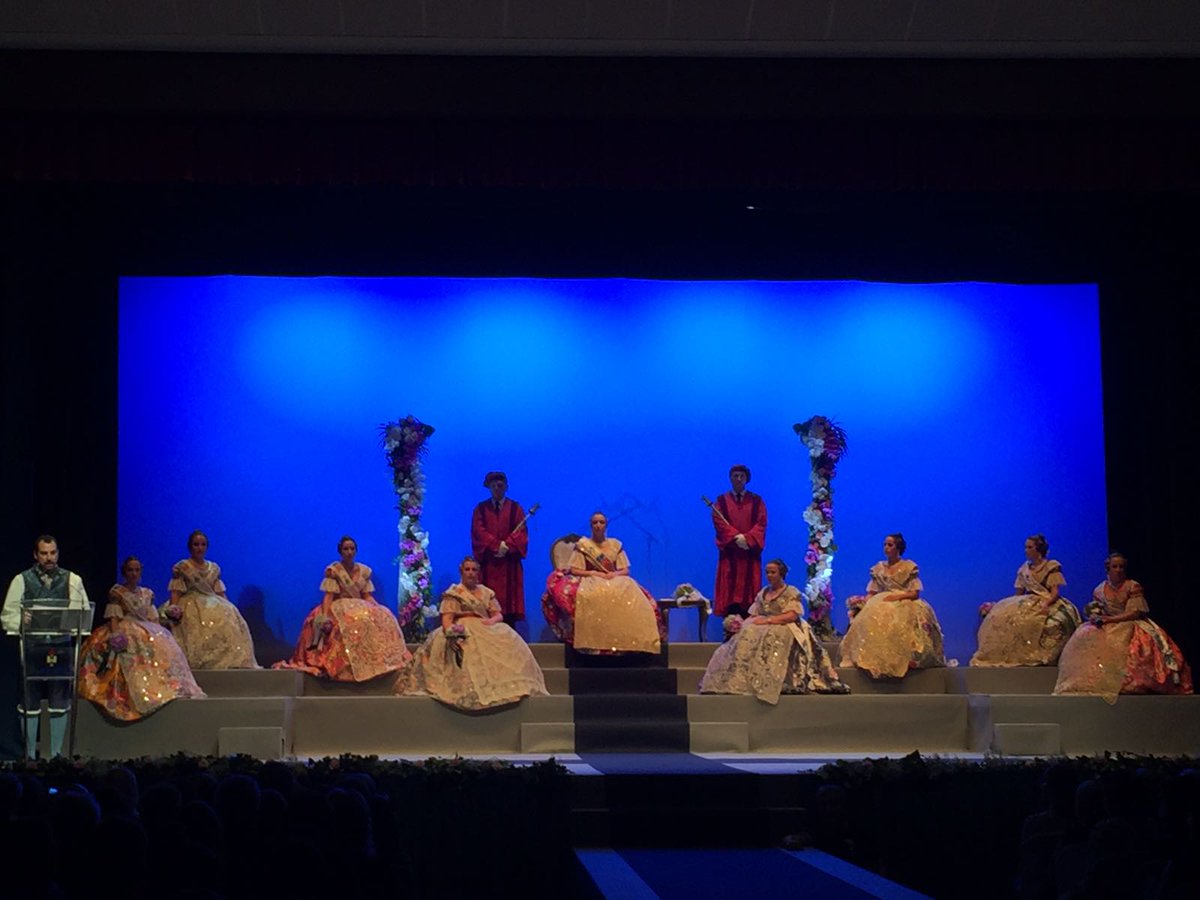 radiogandia's tweet image. Acto de presentación de la Fallera Major de Gandia, Maragda Escrivà Noguera. Diseñador Miquel Suay ha sido el mantenidor.