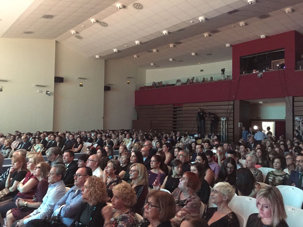 radiogandia's tweet image. Acto de presentación de la Fallera Major de Gandia, Maragda Escrivà Noguera. Diseñador Miquel Suay ha sido el mantenidor.
