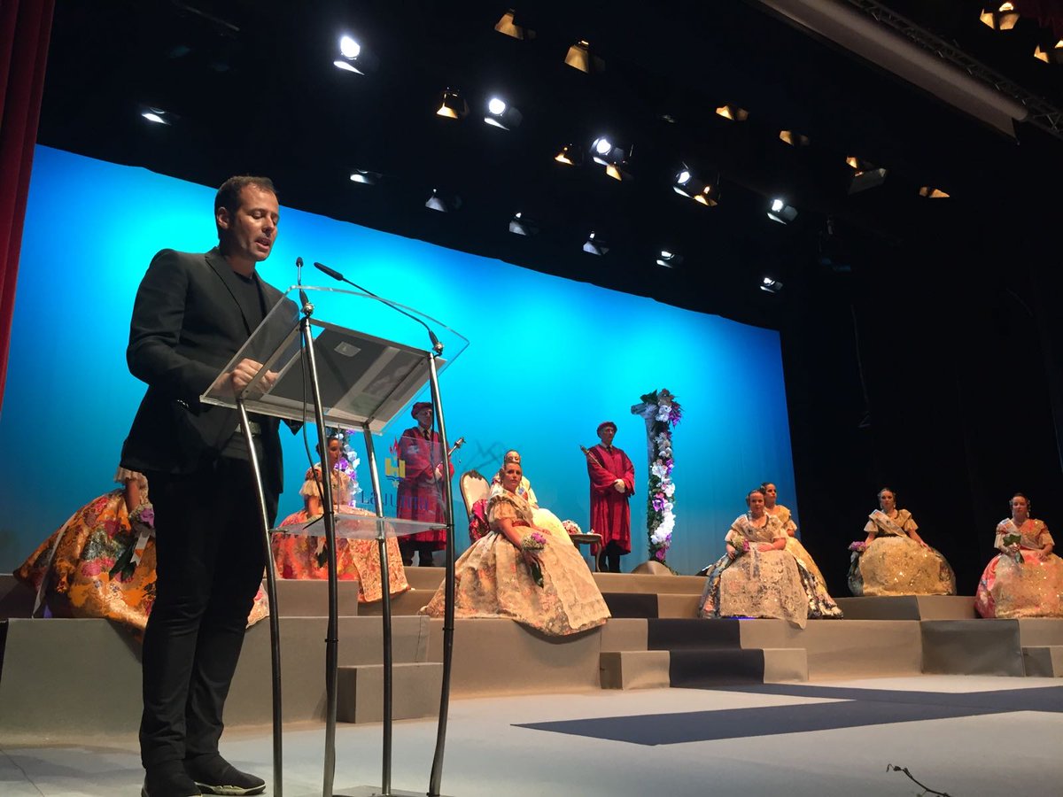 radiogandia's tweet image. Acto de presentación de la Fallera Major de Gandia, Maragda Escrivà Noguera. Diseñador Miquel Suay ha sido el mantenidor.