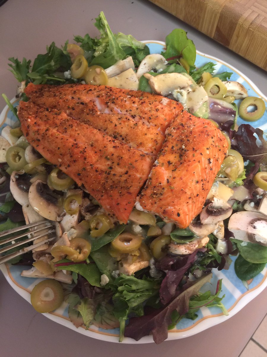 ChefAPScientist's tweet image. Really big salad...bcuz starving. #oan finally used my Lane's BBQ Q-Nami seasoning. Pretty tasty 😋 #visiongrills #gasinsert