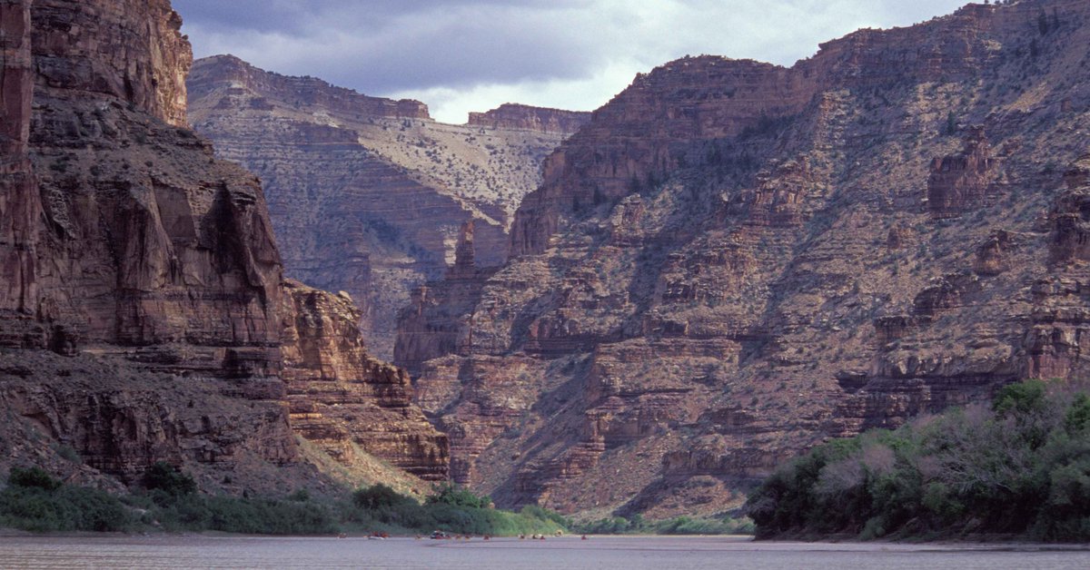 Mobile_Ranger's tweet photo. Desolation Canyon on the Green River. Broken Finger Arch can be seen with sunlight on it in the center. @geolsoc https://t.co/HBh8B0nUHi