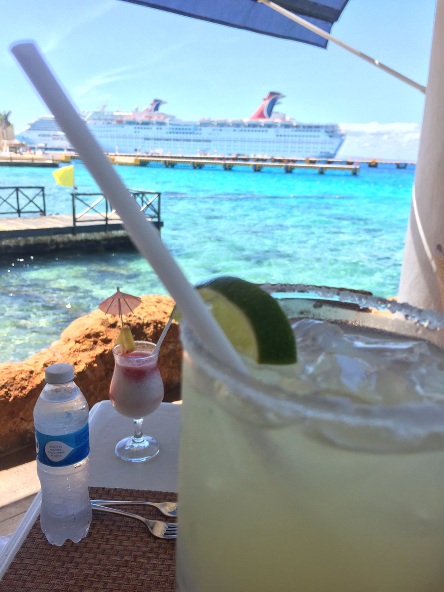 Margarita to start in my day in Cozumel, after an interesting adventure for Cuban cigars in downtown😳