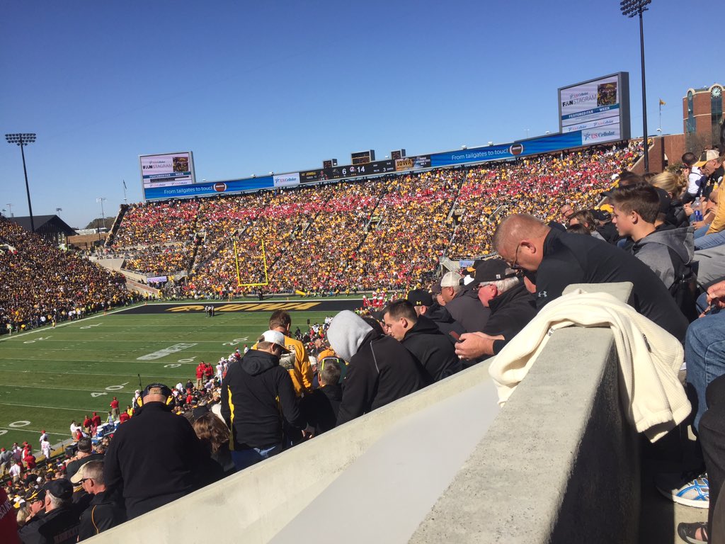 #Hawkeyes trading touchdowns for filed goal?  Who's gonna win?  Cmon Hawks!