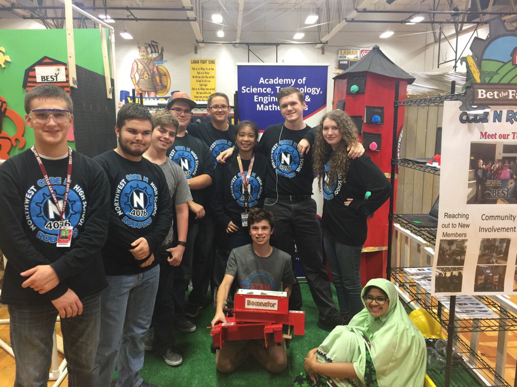 stemrobots's tweet image. Our yearly BEST team pic from the pits! 🐷🐷@CowtownBEST @STEMAcademyNHS @NisdCTE