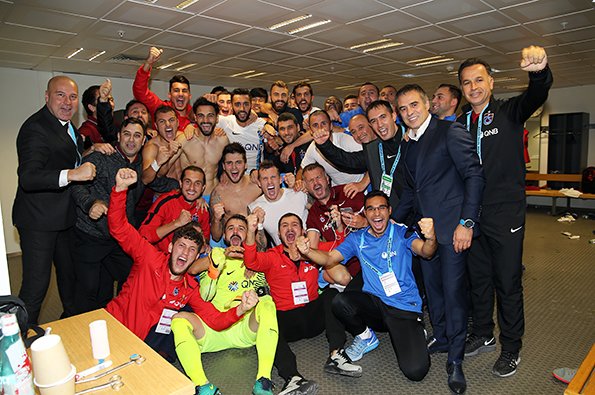 Yer: TT Arena Soyunma Odası! Galibiyet pozumuz! Efsanemiz Kadir Özcan'ın anısına...

Biz biriz, büyüğüz, TRABZONSPORUZ!