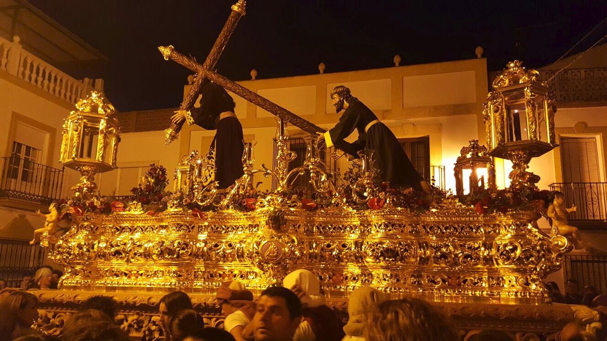Así cae la noche en Alcalá del Valle... con su Nazareno en la calle celebrando su 75º Aniversario. #SuenaCigarreras

📷 Foto: <a href="/tolemufle/">Jesús Toledano Gómez 🇪🇸</a>