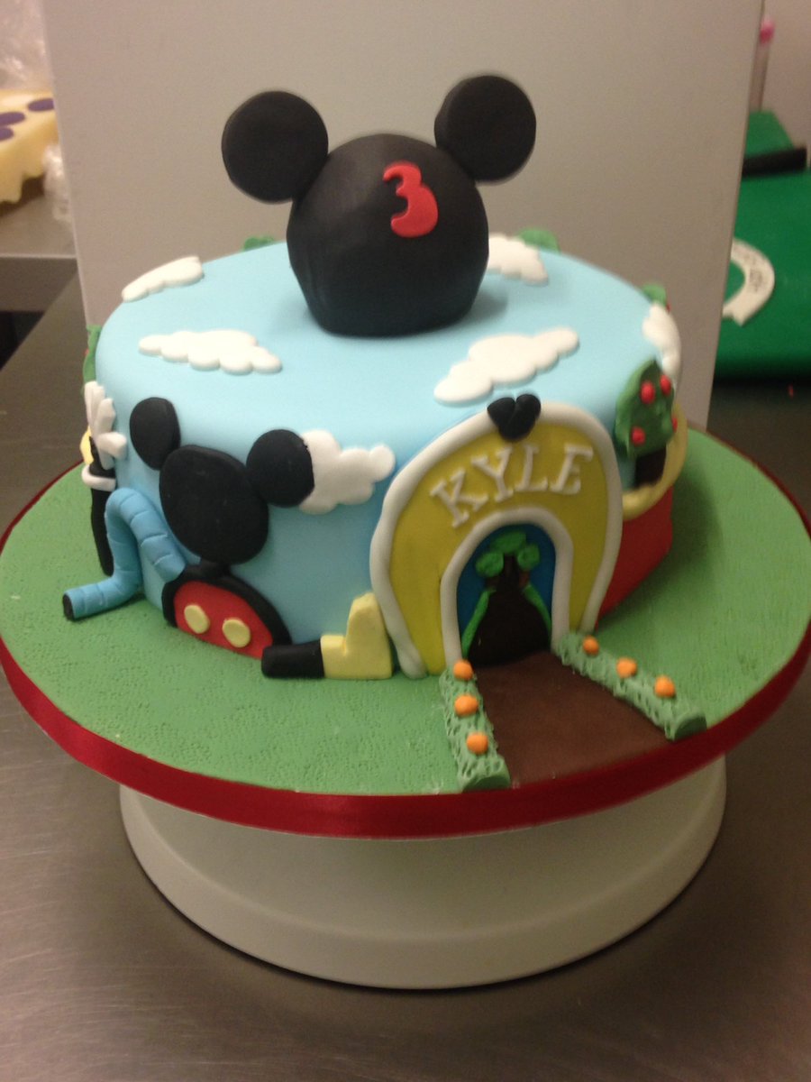 theweebakery's tweet photo. Some of the great cakes leaving the shop today.... happy birthday to all... https://t.co/MkSsS6HJ2z