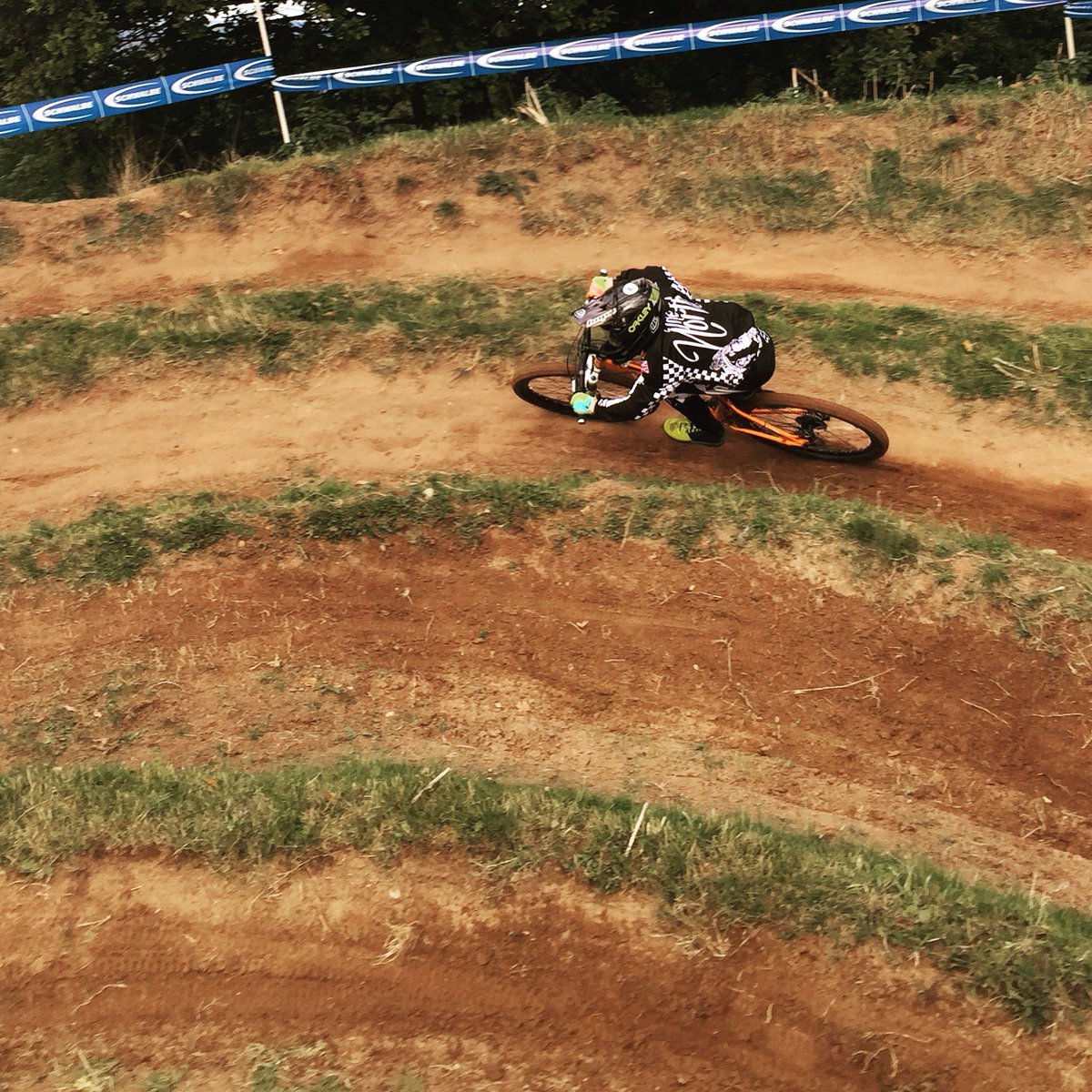 rossiblevs's tweet photo. @willblevs getting his first #4x track dialled. Loving the scene. #mtb #nwmtb #hopetech https://t.co/N3lN1YJpvX