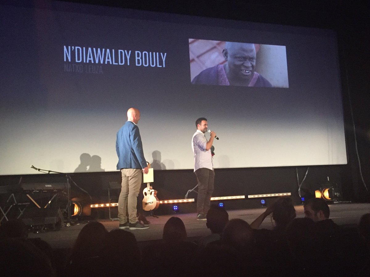 euskalzine's tweet photo. Film onenaren saria Natxo Leuza-rentzat!IDiru guztia,filmean protagonistak diren tribukoei emango diela adierazi du #EuskalZine16 https://t.co/CWnDDecQ6P