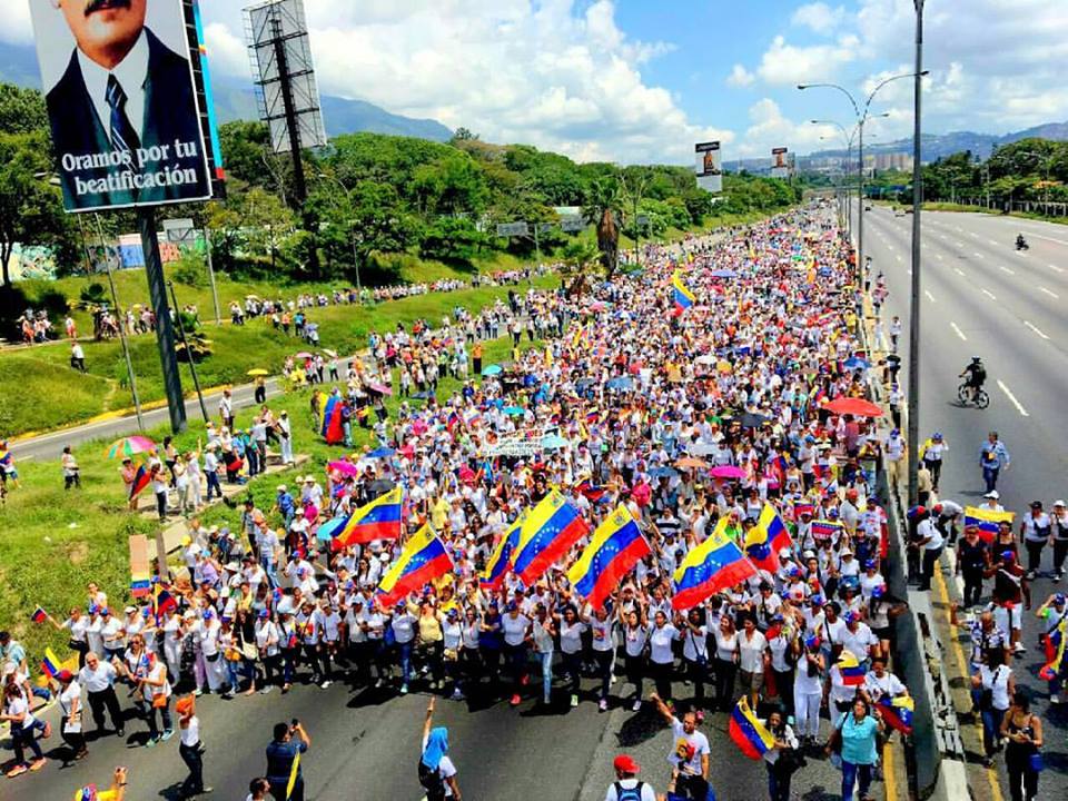 ¡Que imagen tan emocionante ! Nos debe de llenar de profundo orgullo que nuestras mujeres venezolanas #MujeresResteadas2016 <a href="/VoluntadPopular/">Voluntad Popular</a>