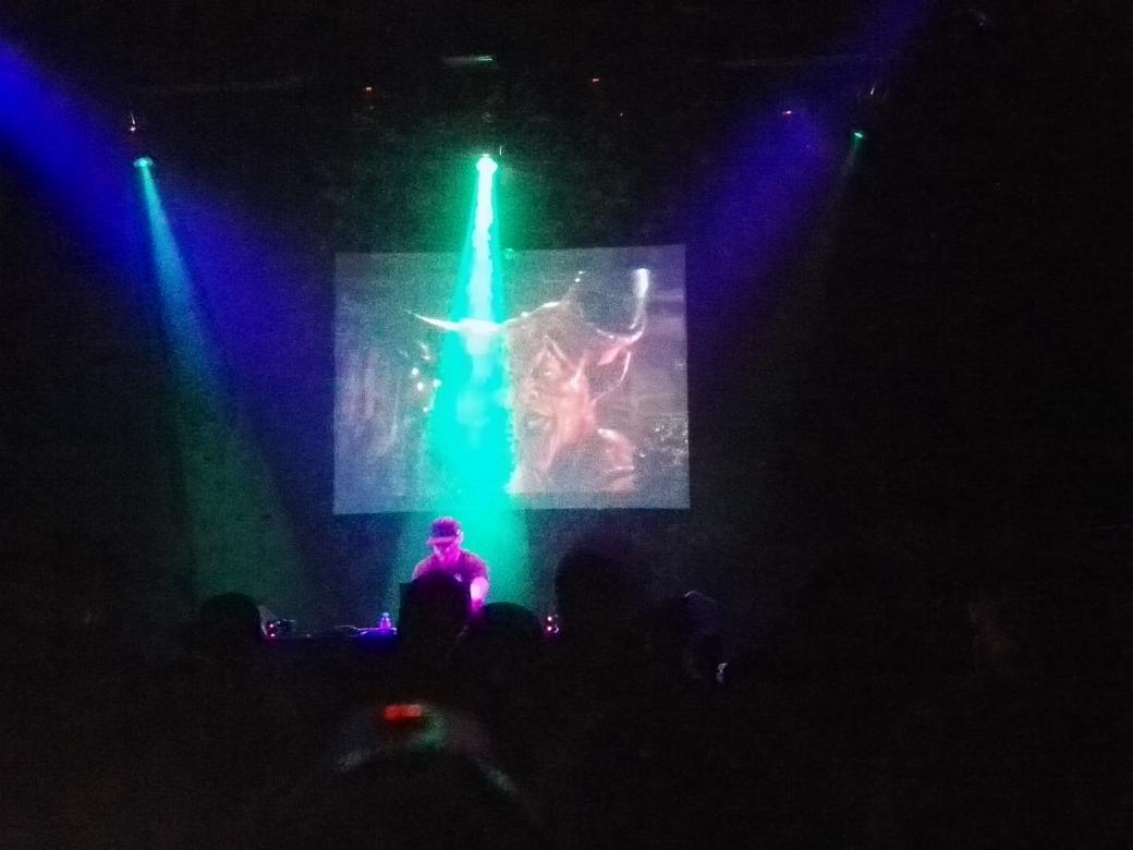 Monsieur_Night's tweet photo. Après l'ambiance écarlate de Surgery Head, place à @DanielDeluxe87 ! #synthzilla #synthwave #fb https://t.co/6rhHjQ6PB9
