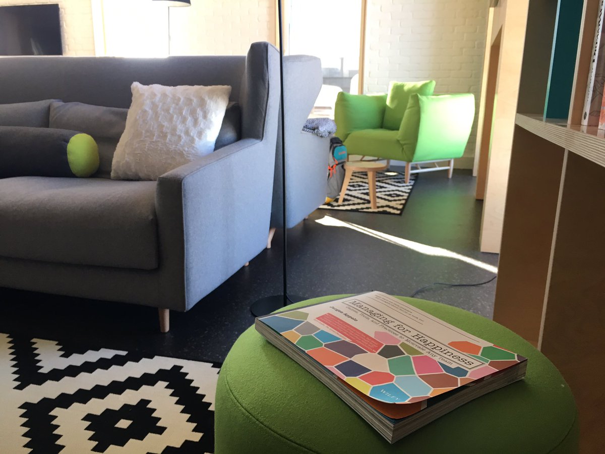 KlaxoonCampus's tweet photo. Le salon du Klaxoon Campus passe à l'automne, des lumières douces pour de belles lectures &amp; de grandes discussions https://t.co/oK8KDKKcaf