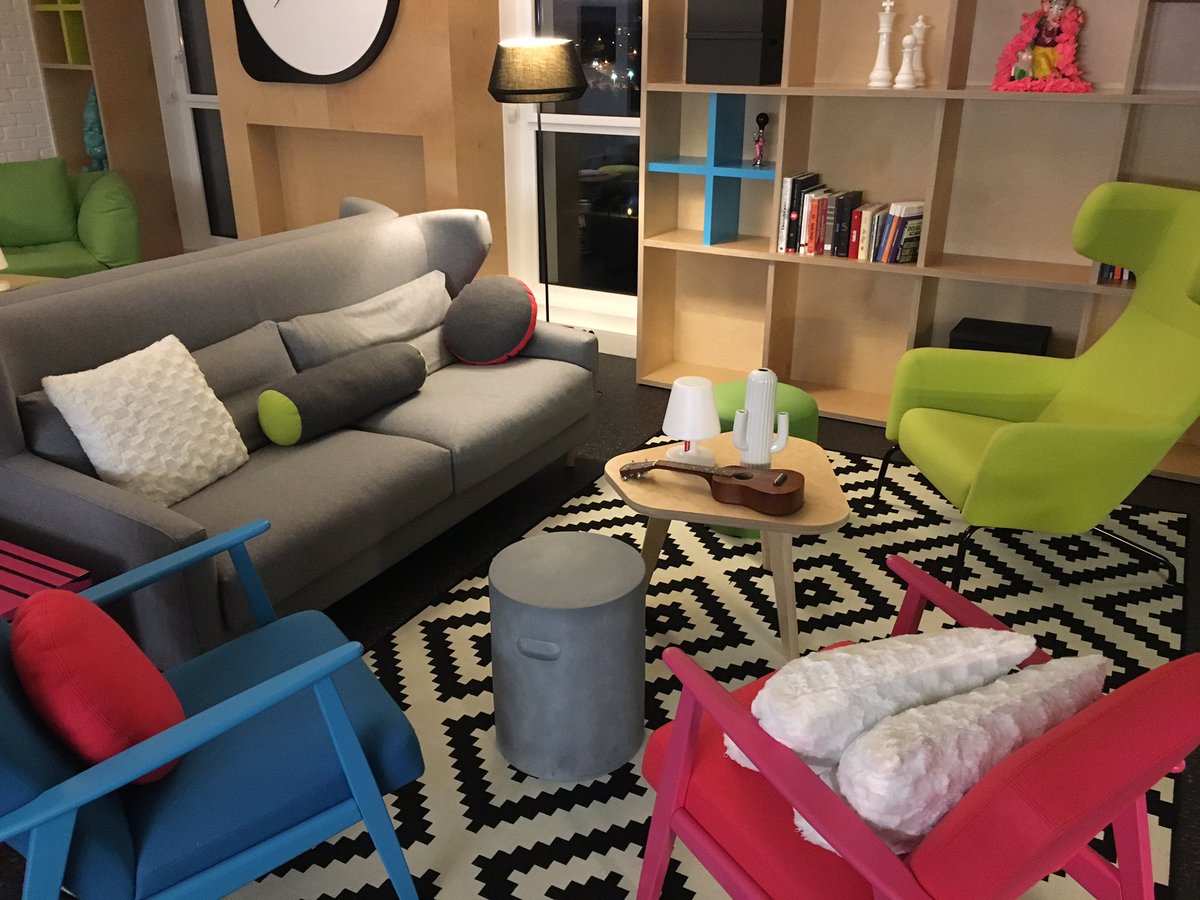 KlaxoonCampus's tweet photo. Le salon du Klaxoon Campus passe à l'automne, des lumières douces pour de belles lectures &amp; de grandes discussions https://t.co/oK8KDKKcaf