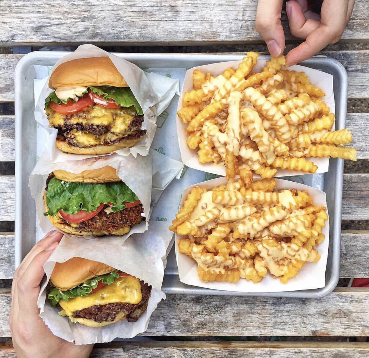 .<a href="/shakeshack/">SHAKE SHACK</a> is a fast-casual restaurant serving burgers, hot dogs, shakes, fries, and frozen custard. || 📷: <a href="/utran0924/">Uyen Tran</a> #fabfoodchicago
