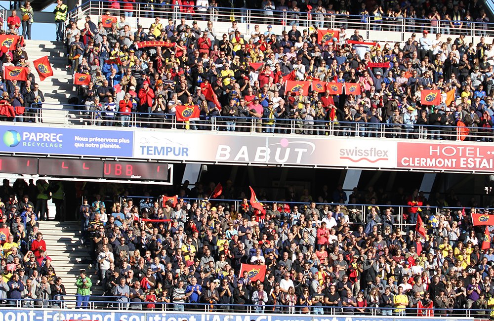 ASMOfficiel's tweet photo. L'hommage d'un Michelin tout Rouge et de la #YellowArmy à la #RedArmy et à Anthony Foley lors de la minute d'applaudissement. @Munsterrugby https://t.co/lhEImtkCed