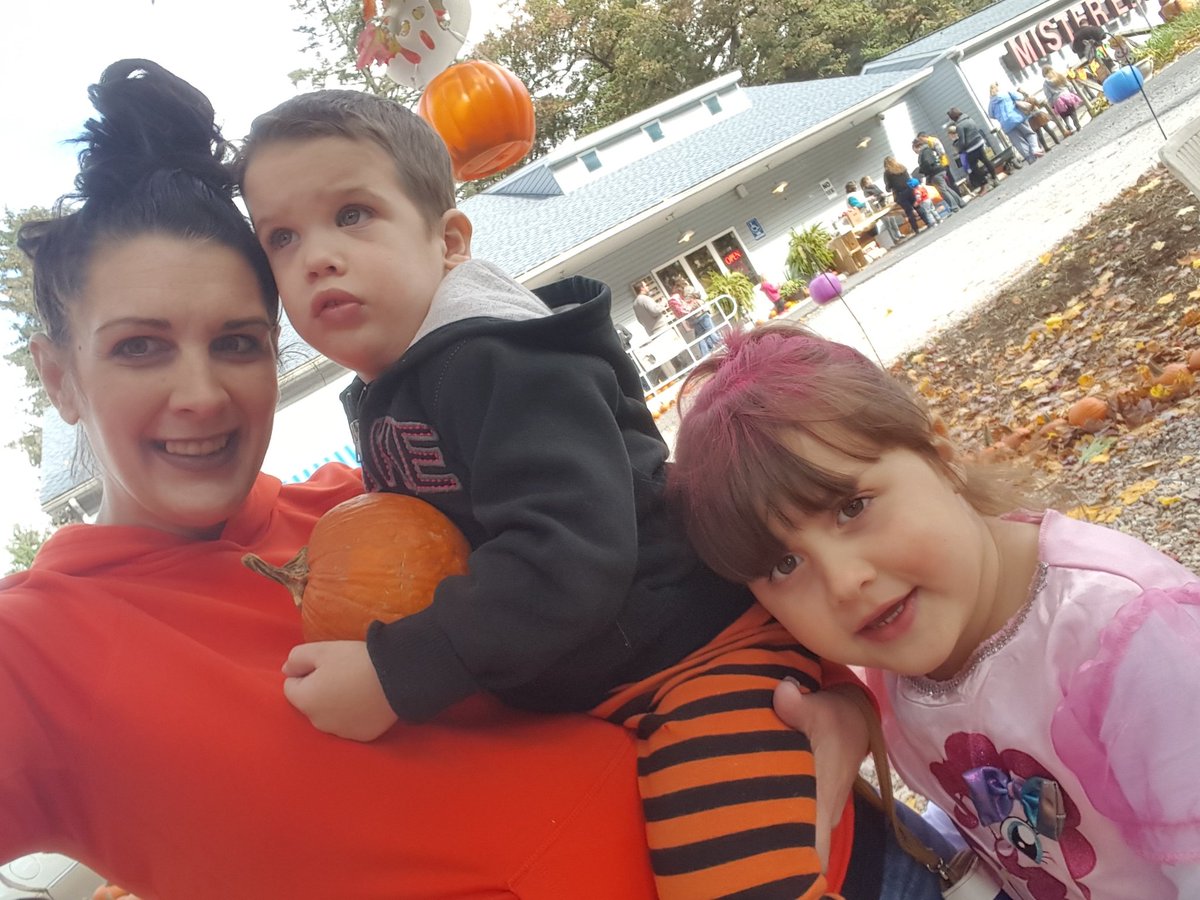 multimommy87's tweet photo. Kiddos Halloween party. #MyLittlePony #pinkiepie #pumpkin My kids are adorable 😁😁 https://t.co/u3n2lN0EDR