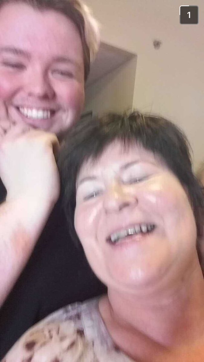 Mamma mesta krútt í heimi að senda sína fyrstu selfie á snapchat ótrúlega ánægð í förðun hja <a href="/AlexanderAronG/">Drunklexander Aron</a>