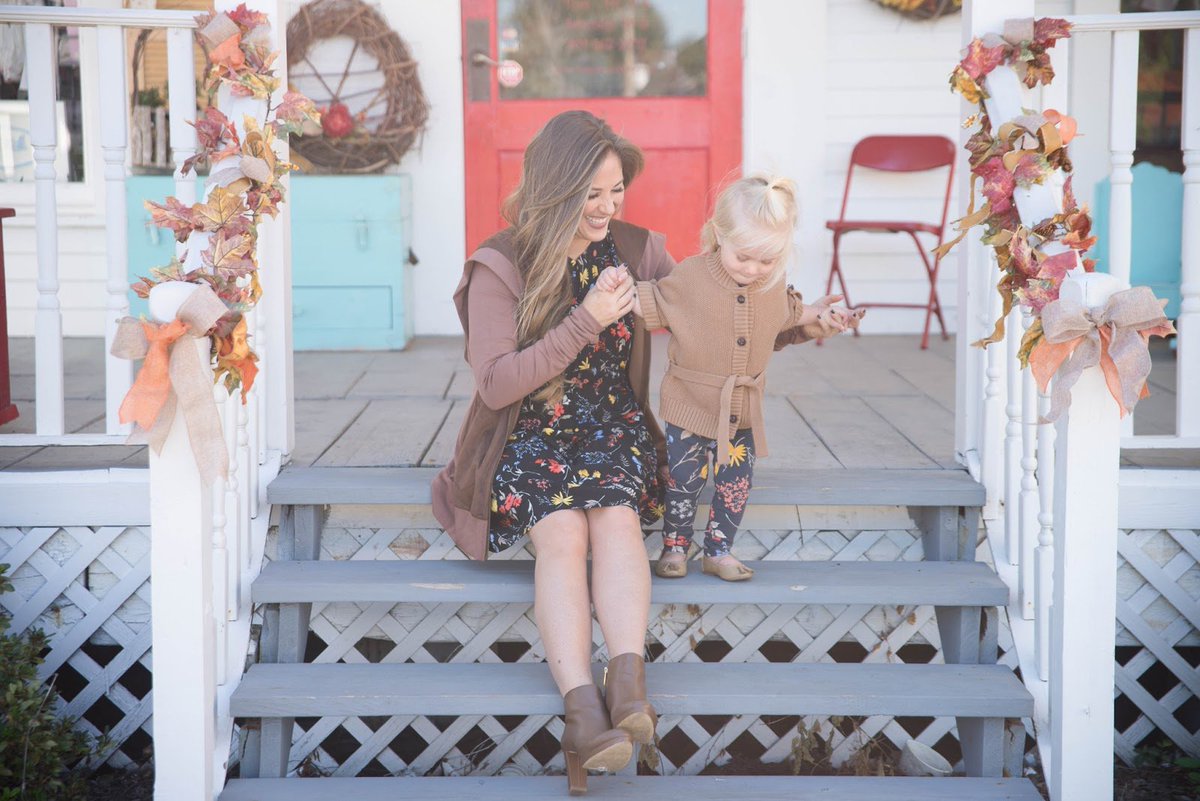 Walkinginmem's tweet photo. FALL FLORALS: With the right pair of boots & layers fr @evystree, your favorite florals work all year! #ad https://t.co/5DD3Dl1xtq #evystree https://t.co/ftTvL4J36J