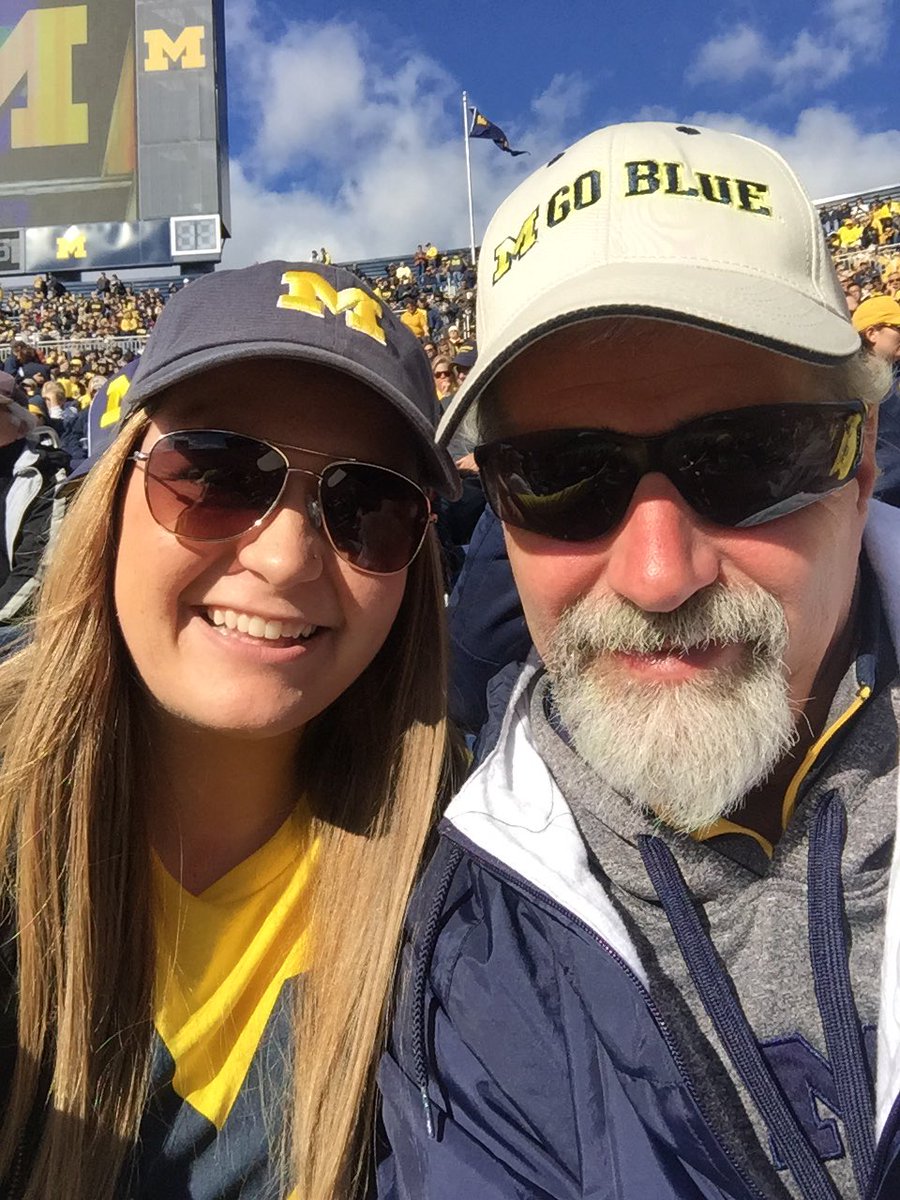 BeccaMoore17's tweet photo. Let's go blue #bighouselive https://t.co/59dkB278mC