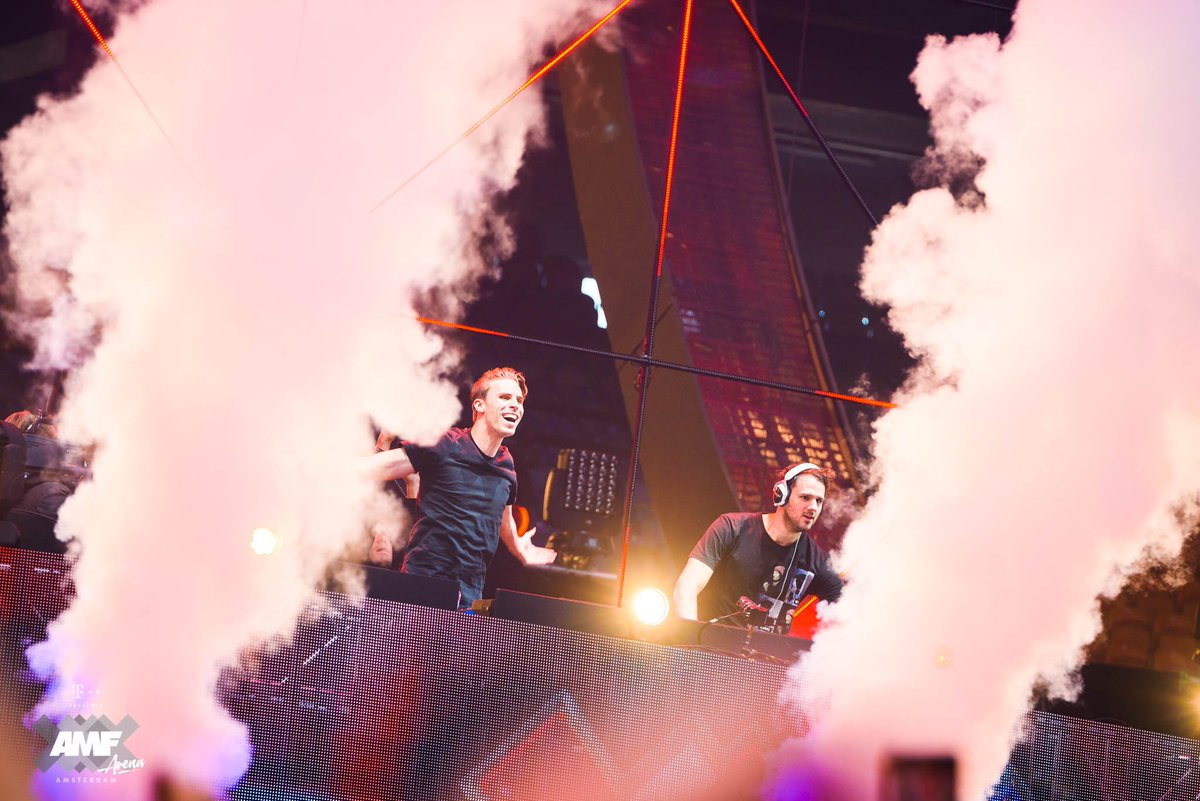 "<a href="/_AMFofficial/">AMF</a>: Yesss! <a href="/WandWmusic/">W&W</a> slayyy ������ #THISISMYAMF #AMF2016 "