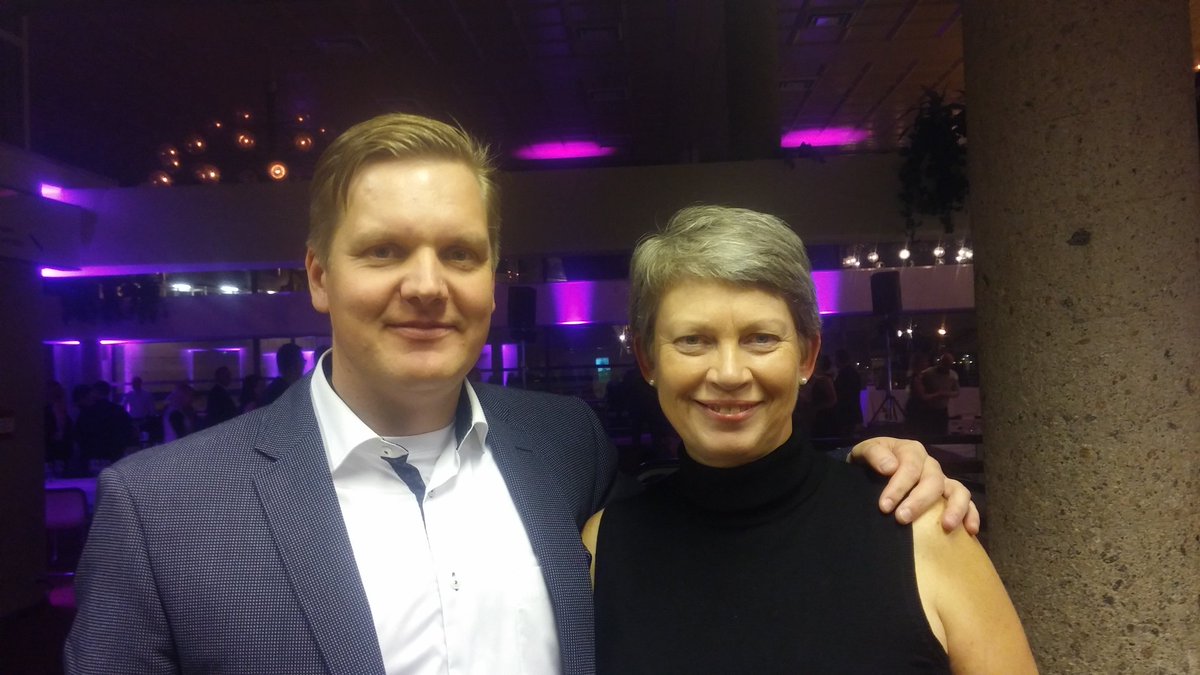 AnttiAhti's tweet photo. Onnittelut Vuoden Seuratoimija Monica Björklöf @AurinkoGolf #pikkujoulut https://t.co/xLU5YSZpdu