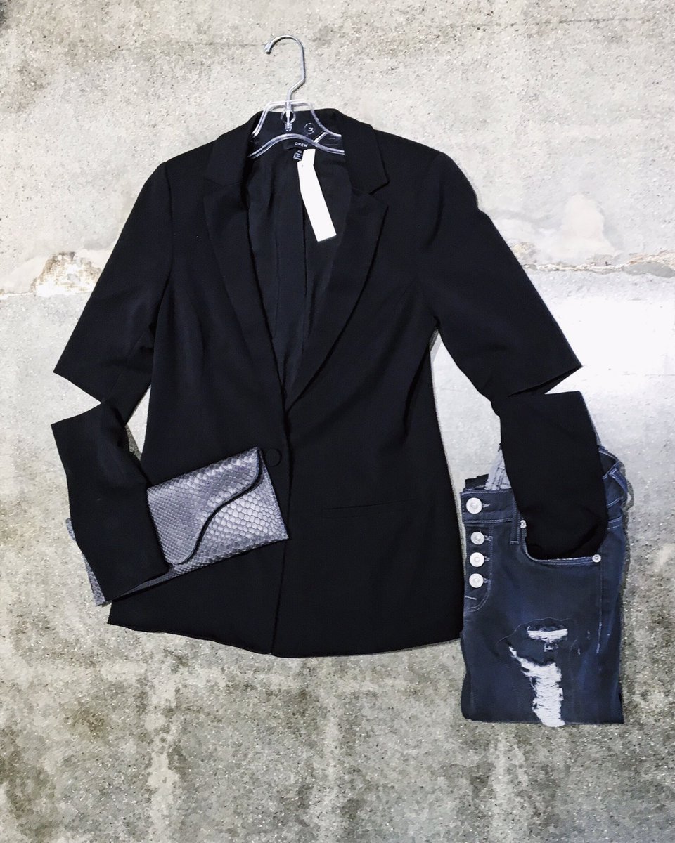 Shop_RearEnds's tweet photo. Saturday night outfit ?! Check out this @drewclothing elbow cut out blazer 😍 #details https://t.co/6WAJWQClUx