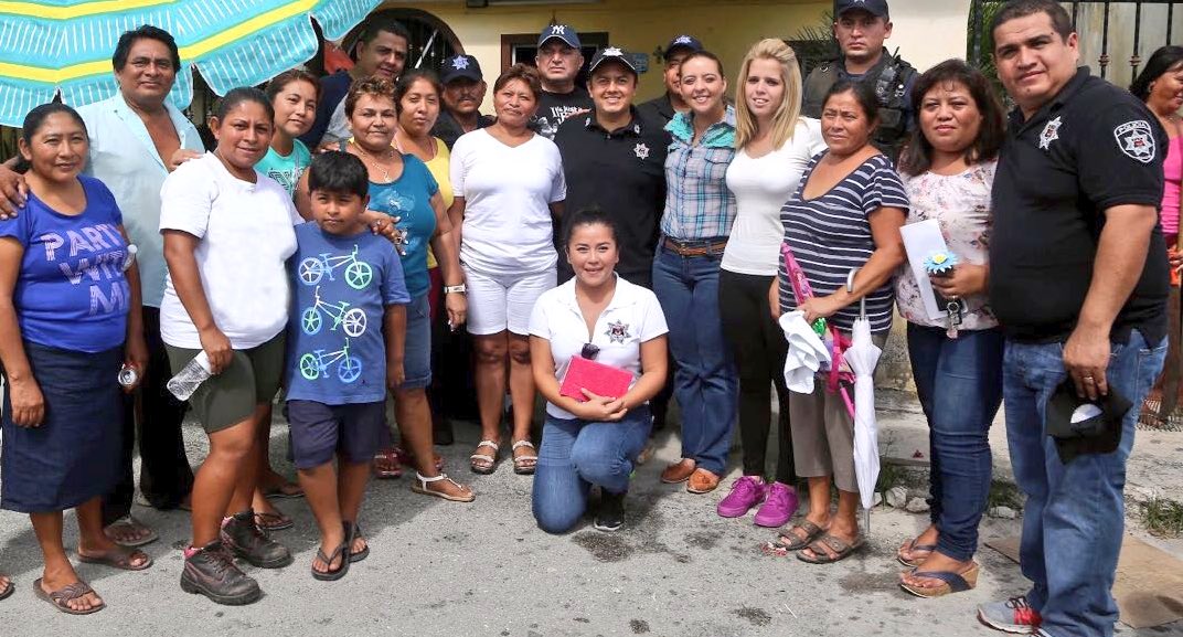 Acompañando a la Policía y Tránsito de Cancún con brigadas de limpieza y asistencia social en la Reg. 90. #BJde10 #BrigadasVerdes #DIF
