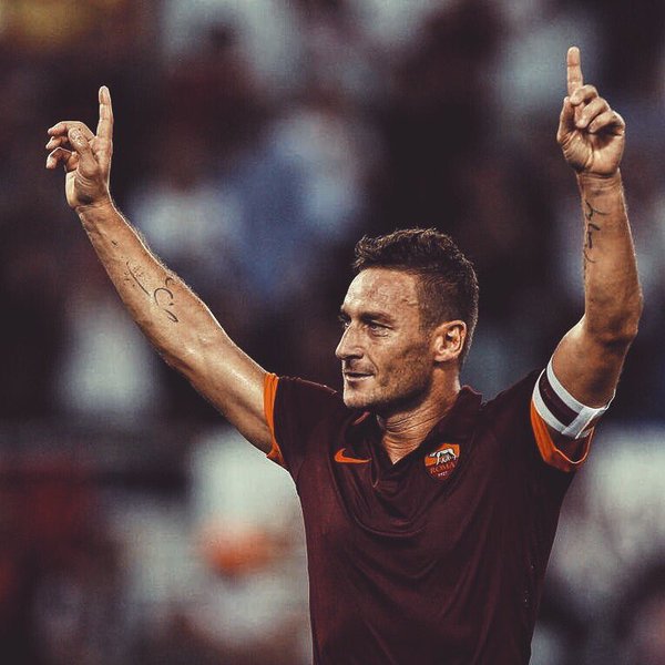 MotivacionesF's tweet photo. No hay persona mas fiel que Francesco Totti, una leyenda. https://t.co/61oF6ewSC0