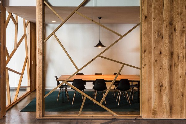 Camcraft3D's tweet photo. The most remarkable space in the BeFunky office is its dark #wooden whiskey lounge. https://t.co/r0uBhxIELA #millwork #architecture #design https://t.co/HwgAM4yyQd
