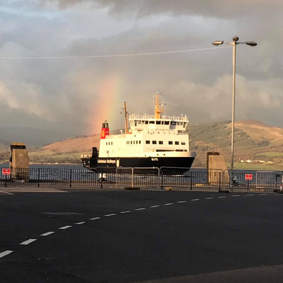 Feesfliers's tweet photo. #MVBute coming into Rothesay tonight @CalMac_Updates #5ferries #ontimesailings https://t.co/WjlhVrNflo