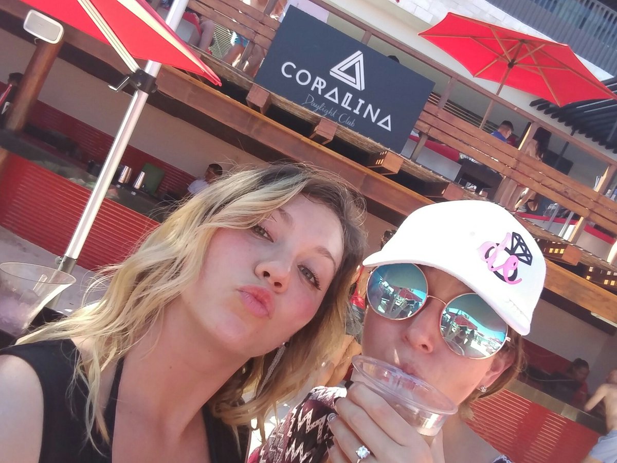 ChristellePatt's tweet photo. Carla's bachelorette party at @coralinapdc ☀ #daylightclub @CarlaRubi #bff https://t.co/KhrMl6n8yl
