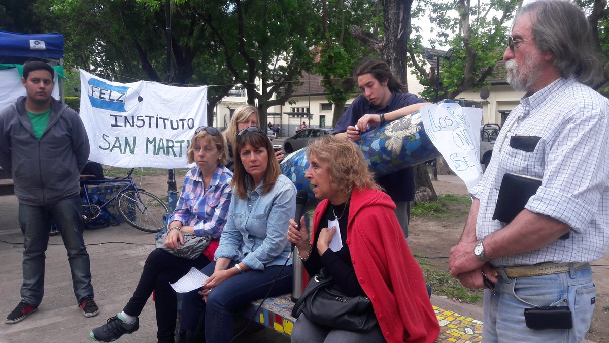 lacamporalomas's tweet photo. Docentes y estudiantes en Lomas debatimos hacia donde ir, qué queremos y como organizarnos para defender nuestros derechos. #NoAlAprender https://t.co/1VOfJndRzn