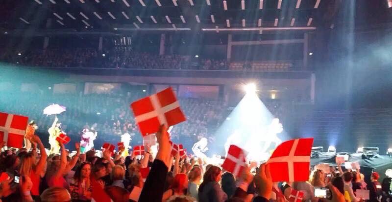 JenniePiester's tweet photo. @GaryBarlow how about some european dates please, captain? X https://t.co/LWCkOtqpB7