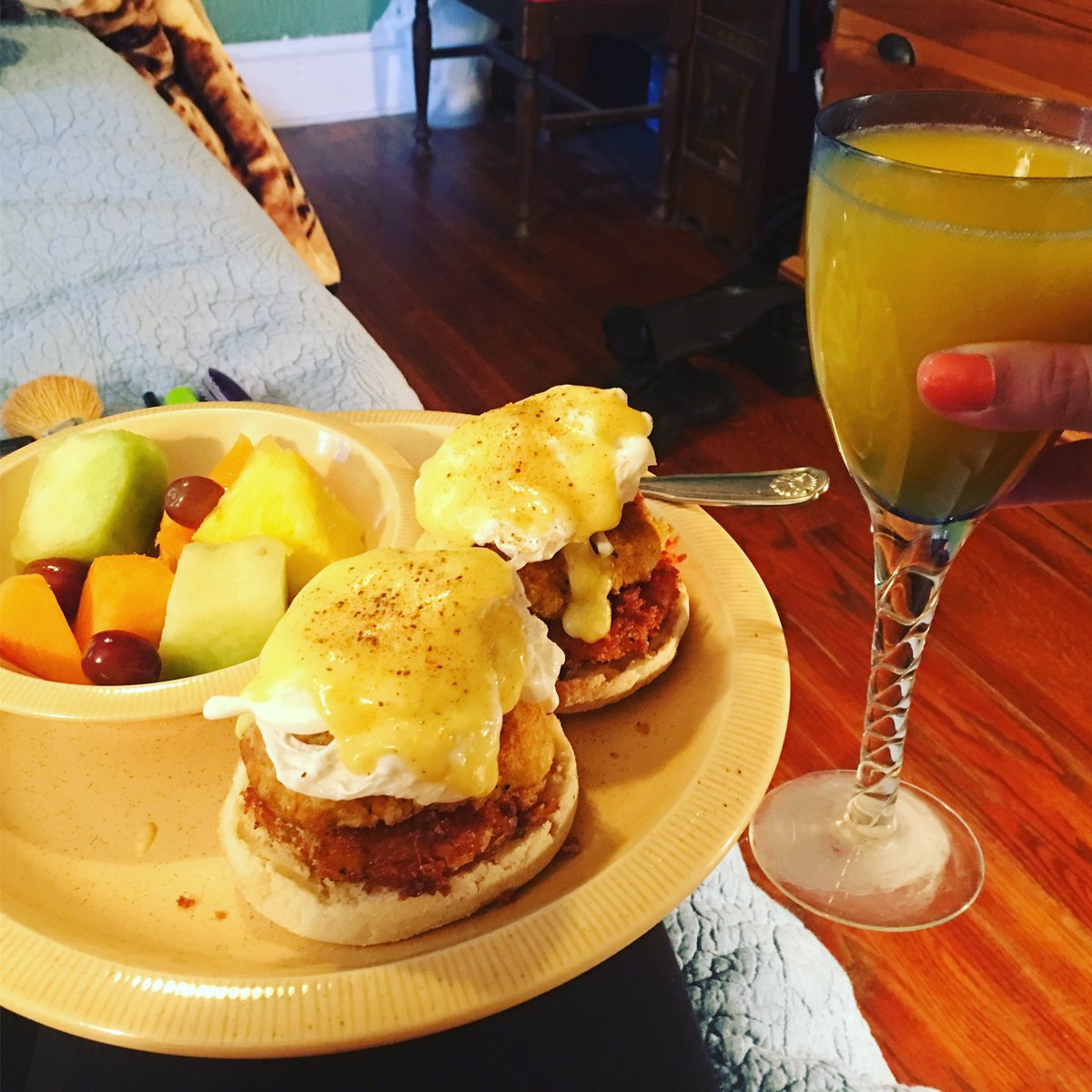 NCCoastLydia's tweet image. @SENCBrewer made #brunch  #eggsbenedict #friedtomatoes #crab cake #poachedeggs #hollandaise sauce fruit &amp;amp; #mimosas! #food #southerncooking