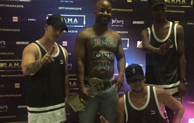TimesLIVE's tweet photo. Cassper takes off his shirt to make strong statement at #MTVMAMA2016    https://t.co/E5XhumfbBM https://t.co/5QAveEiI7H