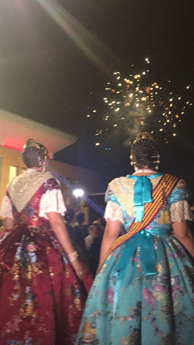 radiogandia's tweet image. Acto de presentación Fallera Major de Gandia. Se desvela el secreto del color de su vestido. Maragda ha sorprendido con el color borgoña.