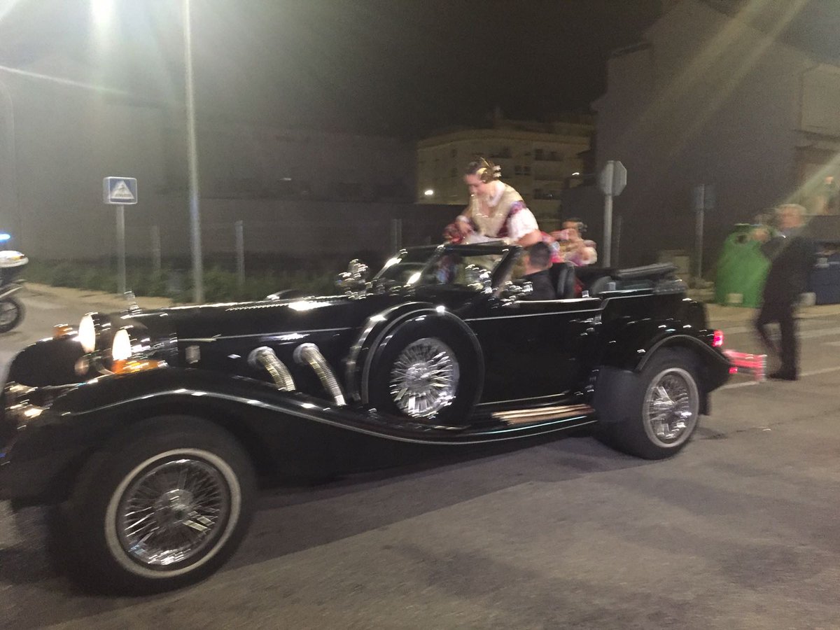 radiogandia's tweet image. Acto de presentación Fallera Major de Gandia. Se desvela el secreto del color de su vestido. Maragda ha sorprendido con el color borgoña.