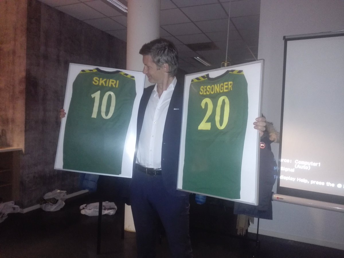 7an13's tweet photo. En legende takkes av! Øystein Skiri, mine damer og herrer. @NTNUIAlag #breddefotball https://t.co/iHAf03x8Nl