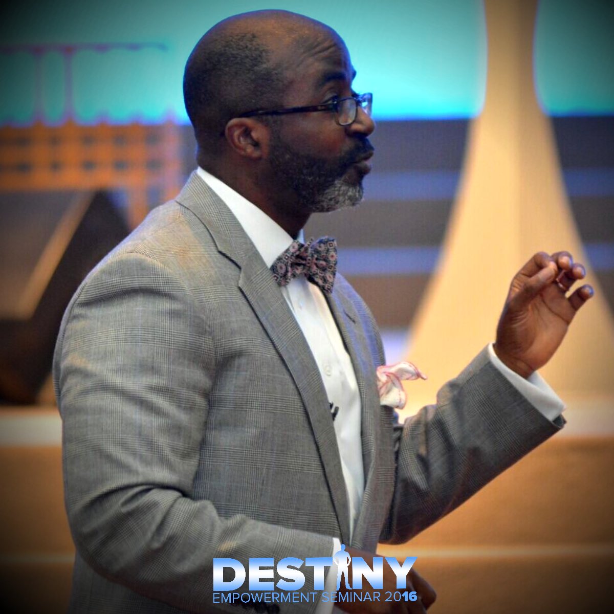 PastorKeion's tweet photo. Don't go to networking events only prepped to sell. Also budget to buy. Don't just talk business. DO business. #Destiny2016 @AlfredEdmondJr https://t.co/ZDEsAisXEV