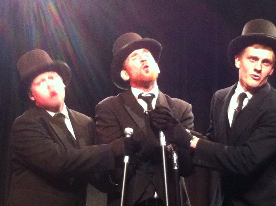 Triawd doniol <a href="/DCYFC/">CFfI Dyffryn Cothi</a> - Deian, Emyr ac Eirwyn yn Eisteddfod <a href="/cffisirgar/">CFfI Sir Gâr YFC</a> heno. Doniol iawn!