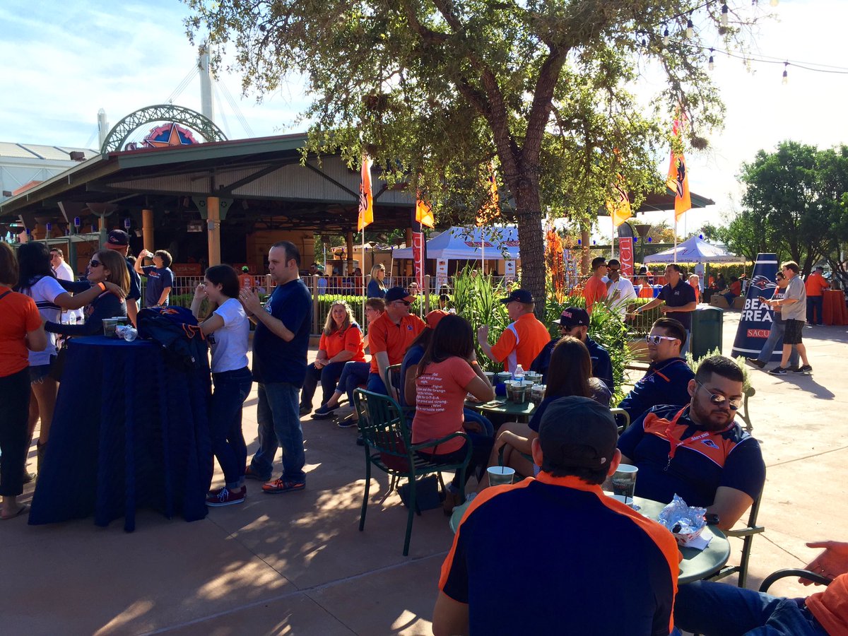 UTSA's tweet photo. It's a sea of Orange and Blue tonight at the UTSA Alumni Association tailgate! #UTSA #UTSAHC2016 #AllHandsOnDeck https://t.co/c5sjwcHfwj