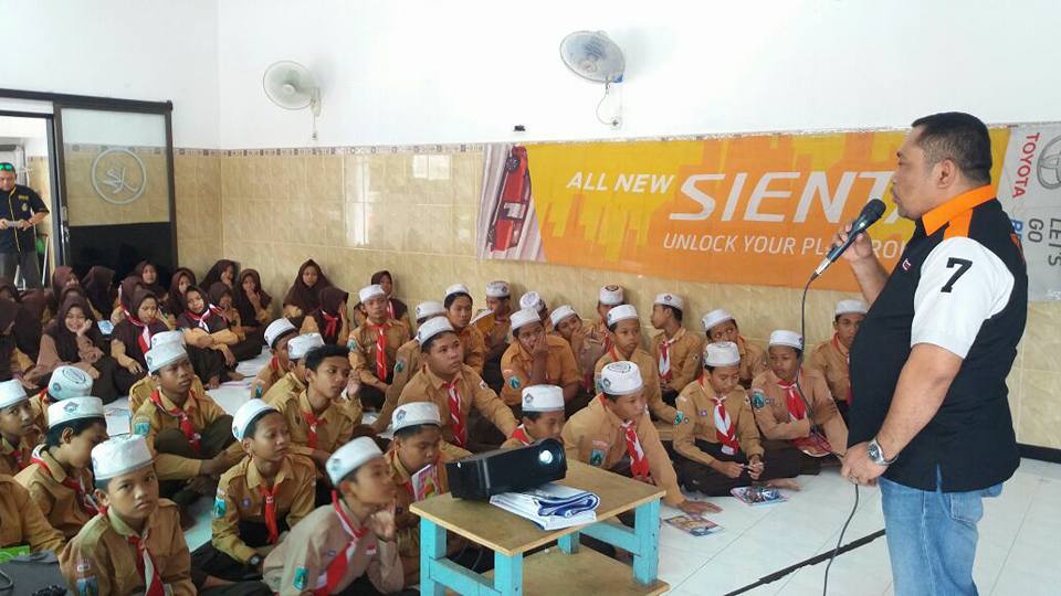 Kegiatan CSR TSVC Chapter Surabaya, penyuluhan Anti Narkoba disupport oleh AUTO2000 cabang Ahmad Yani Surabaya <a href="/ToyotaID/">Toyota Indonesia</a> <a href="/TSVC_Crew/">ToyotaSolunaViosClub</a>