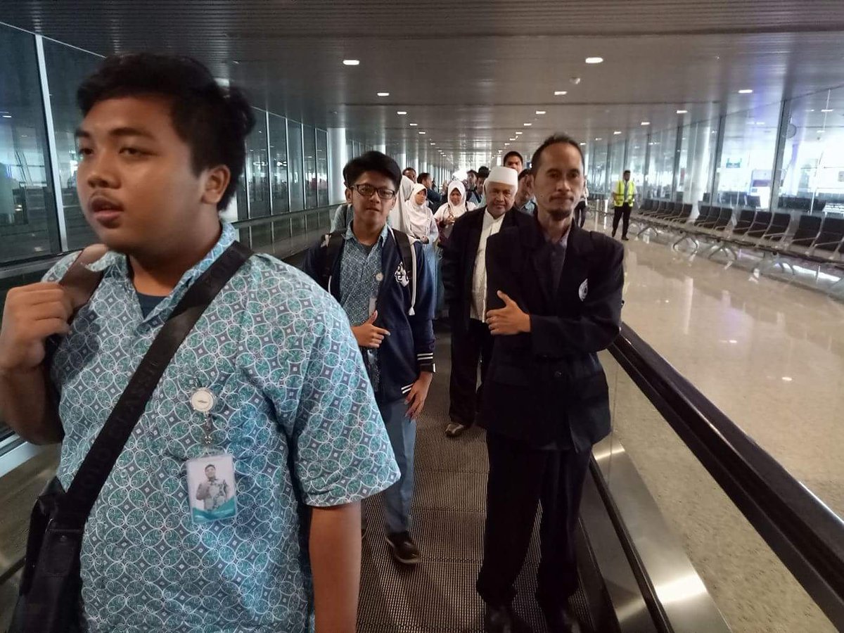 letsgo2016's tweet photo. Alhamdulillah, delegasi #LETSGO2016 sampai di #Malaysia, atas izin Allah SWT
#latepost #LETSGO2016 #ExploreMalaysia #Gamananta #Indonesia https://t.co/ignnDDfTUf