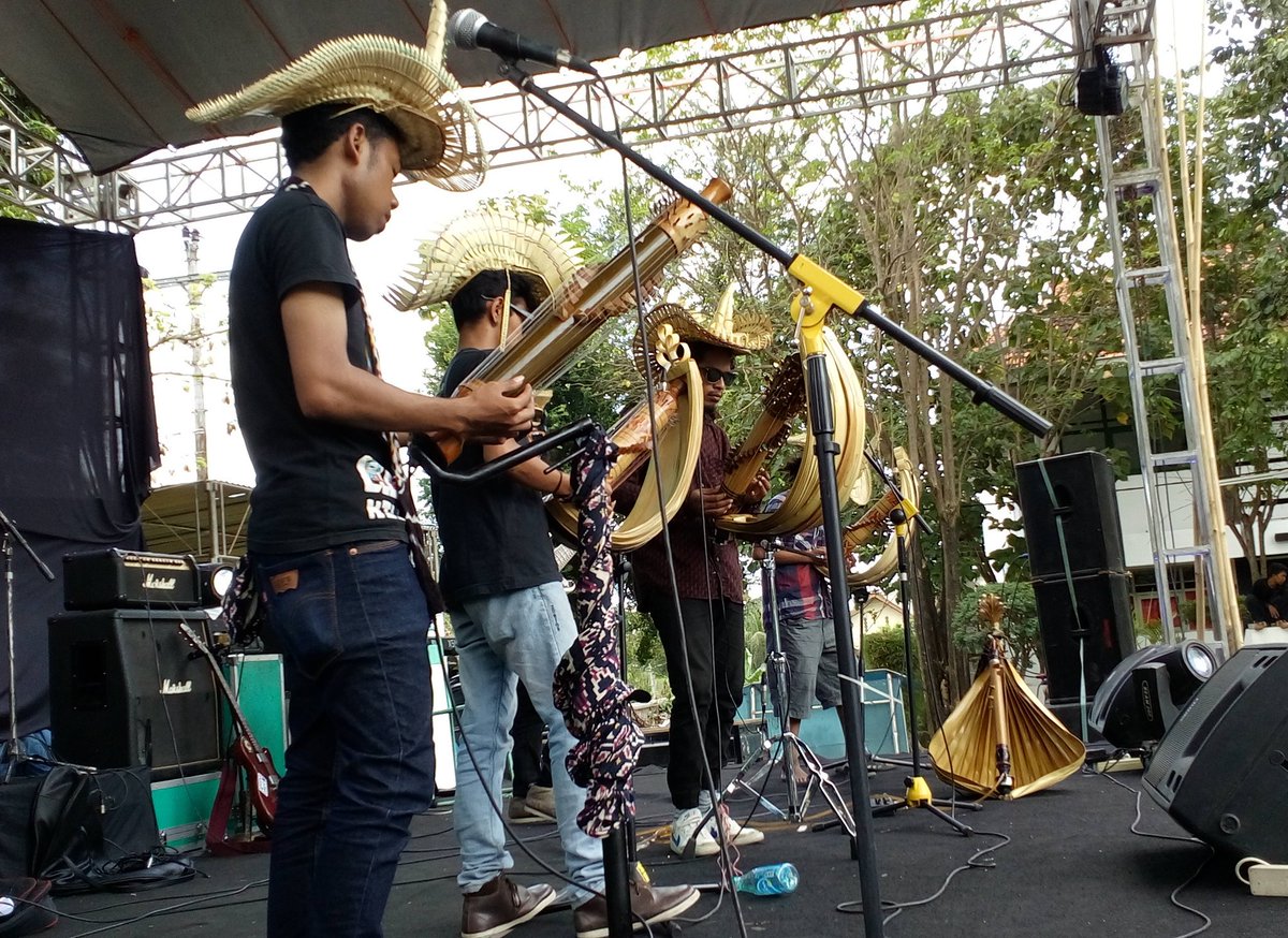 Musik Etik Sasando on Stage, Jogjakarta Slankers Festival hari ini HTM Rp.5000,- sampai jam 23:00 WIB.... yoooo Slankers meraapaat di JNM