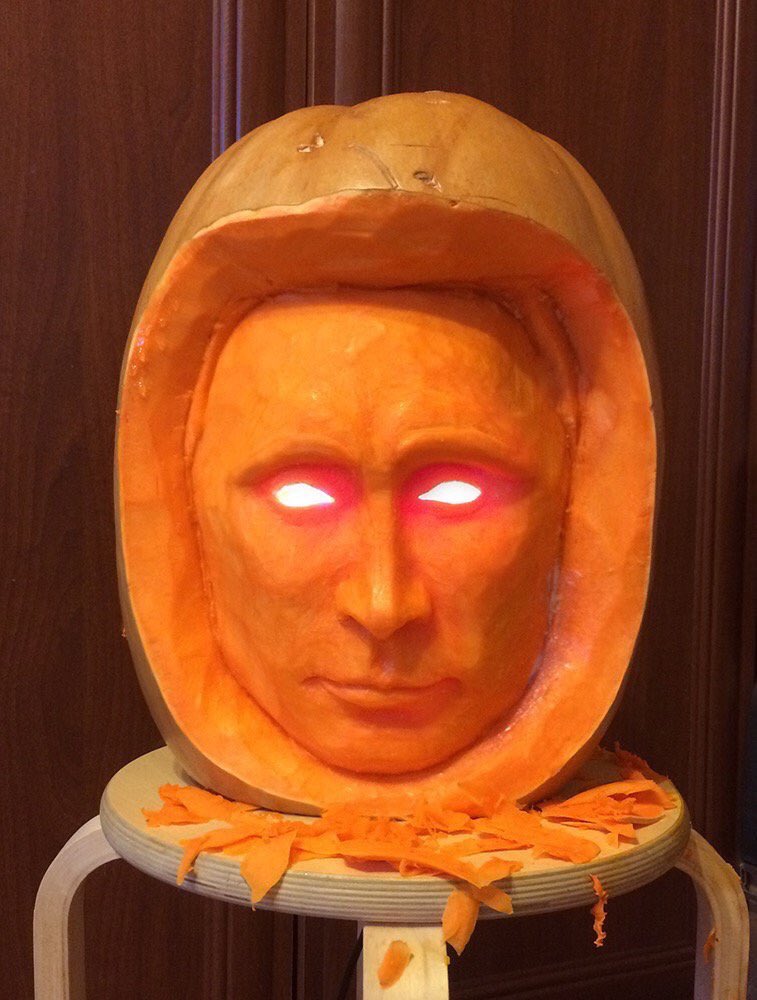 MattJTwit's tweet photo. Not sure what I like more, Donald Trumpkin or Vladimir Putkin?! 🎃 👻 #Trumpkin #Putkin #Halloween https://t.co/CAmerVJWoD